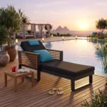 "Santorini Luxury Chaise Lounge" شيزلونج حدائق ومسابح فاخر – ألومنيوم وخشب بيتش طبيعي