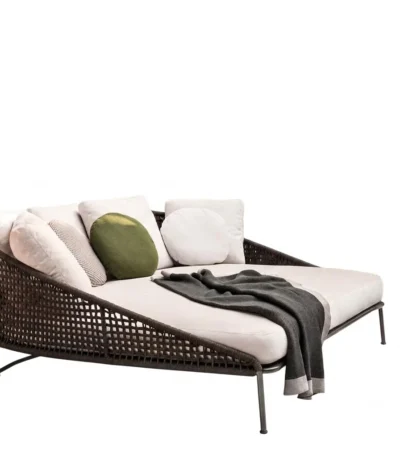 "Seashell Luxury Daybed"سرير استرخاء خارجي فاخر – مقاوم للعوامل الجوية