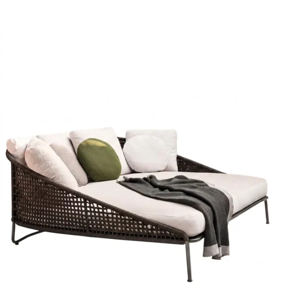 "Seashell Luxury Daybed"سرير استرخاء خارجي فاخر – مقاوم للعوامل الجوية